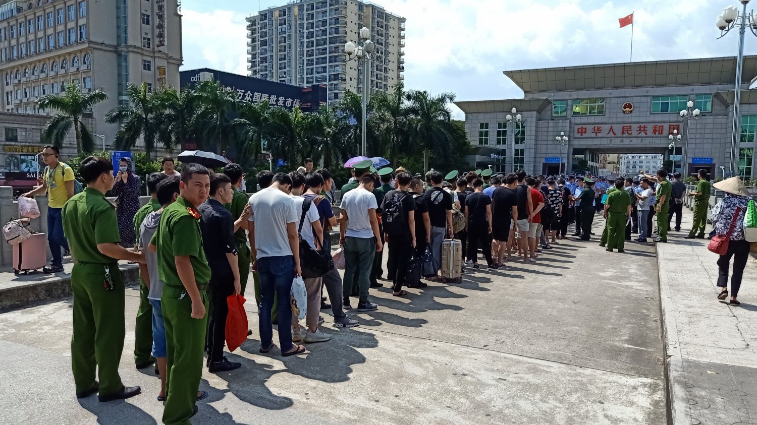 Công an thành phố Móng Cái bàn giao đối tượng, tang vật cho Công an Trung Quốc. Nguồn: Công an Quảng Ninh 