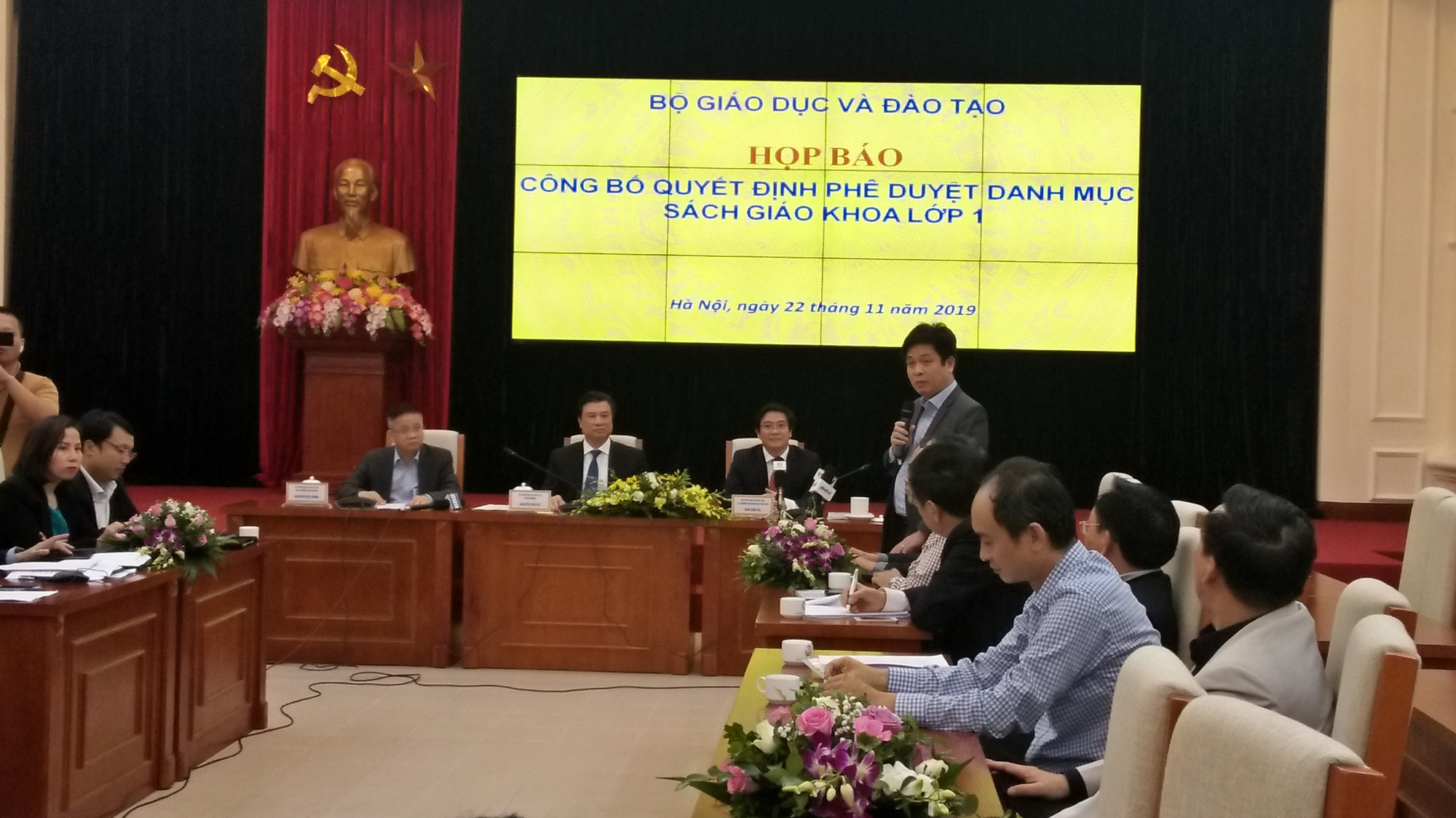 Đại diện Bộ Giáo dục và Đào tạo lý giải về những nội dung còn thắc mắc liên quan đến danh mục sách giáo khoa được công bố. 