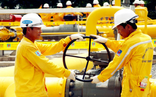 Với ngành dầu khí, năm 2017 dự kiến sản lượng dầu thô khai thác đạt 14,8 triệu tấn, giảm 12,9% so với ước thực hiện năm 2016; khai thác khí đạt 11,3 tỷ m3, tăng 10,8% so với ước thực hiện năm 2016.