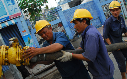 Lương công nhân thoát nước hiện từ 4 - 5 triệu đồng/tháng, trong khi lãnh đạo lên tới 200 triệu đồng/tháng - Ảnh: TT.<br>