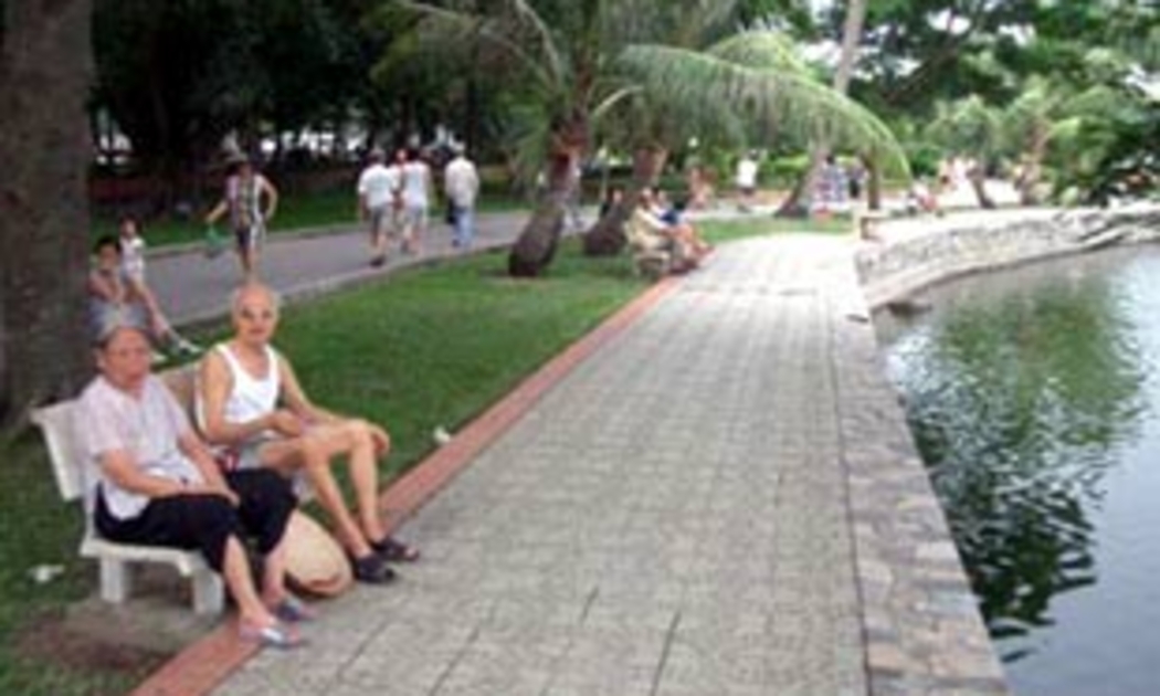 Người dân Thủ đô lo ngại, những chỗ nghỉ ngơi trong công viên Thống Nhất sẽ biến mất nếu khách sạn được xây dựng tại đây.