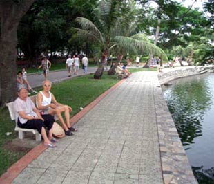 Người dân Thủ đô lo ngại, những chỗ nghỉ ngơi trong công viên Thống Nhất sẽ biến mất nếu khách sạn được xây dựng tại đây.