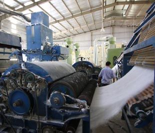 Có thể tận dụng cơ hội tái cơ cấu công nghiệp trong chính khủng khoảng kinh tế - Ảnh: Việt Tuấn.