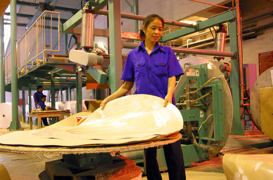 Tiền lương danh nghĩa tăng ở tất cả các khu vực do tăng lương tối thiểu.