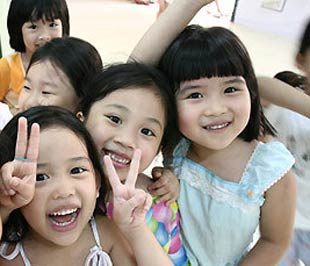 Pháp luật tôn trọng quyền trẻ em được sống trong môi trường gia đình gốc.