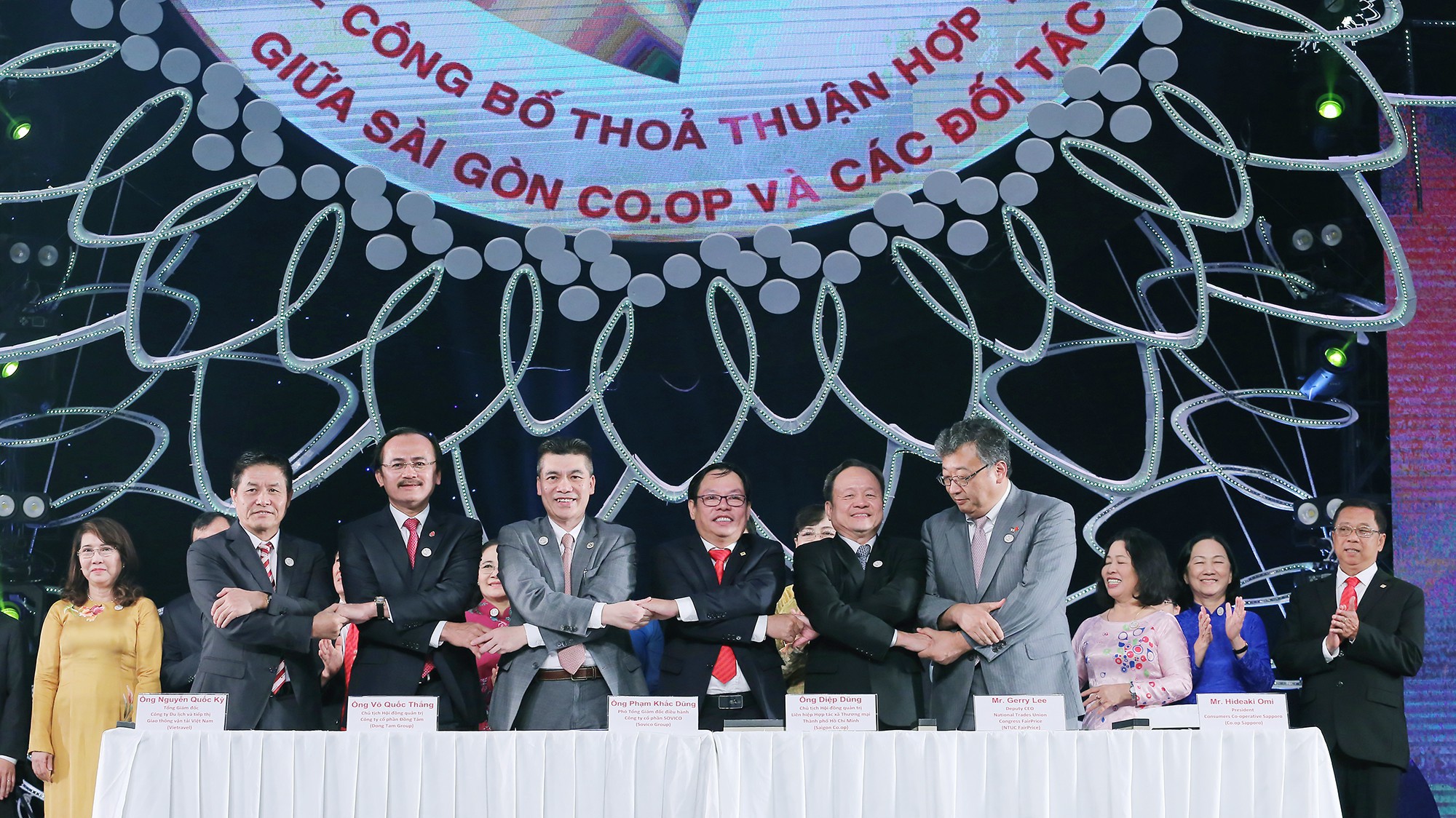 Đại diện các đơn vị tại lễ ký kết hợp tác.