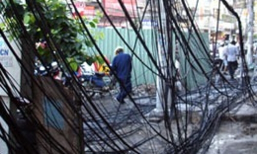 Giá thuê cột điện: Doanh nghiệp “nhường” các bộ?