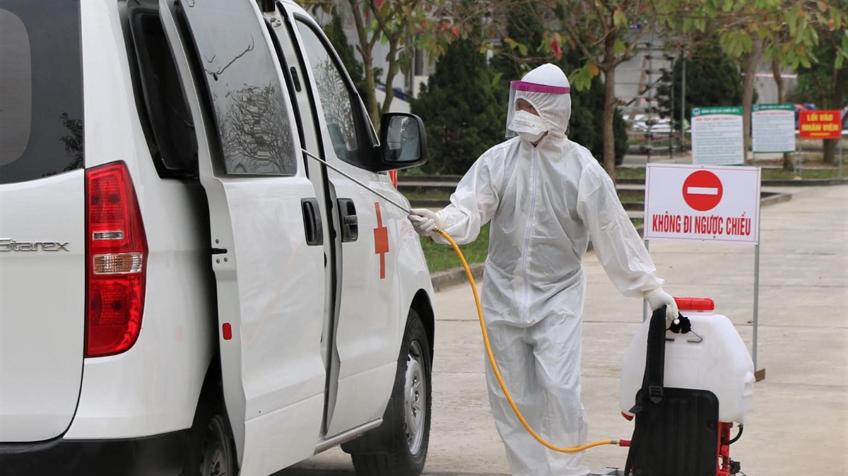 Nhân viên y tế phun khử khuẩn đảm bảo công tác kiểm soát nhiễm khuẩn. Ảnh - Bộ Y tế. 

