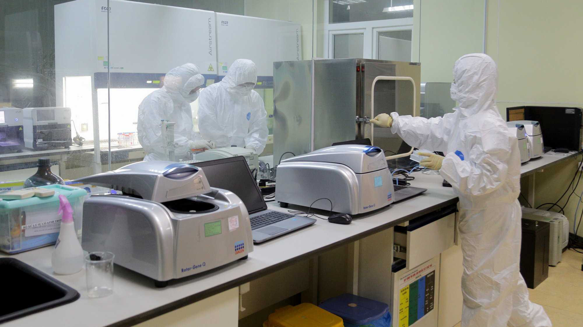 Hệ thống xét nghiệm của Trung tâm Kiểm soát bệnh tật Quảng Ninh tăng cường xét nghiệm các mẫu bệnh phẩm. Ảnh - CDC Quảng Ninh. 