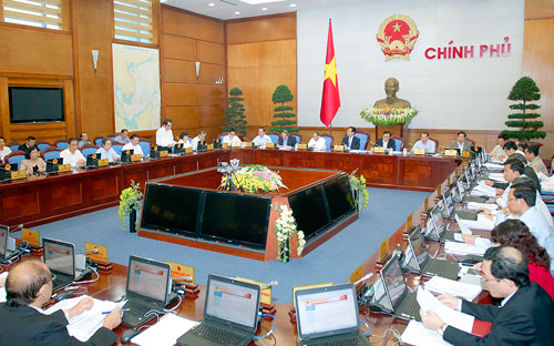 Thứ trưởng Bộ Kế hoạch và Đầu tư Nguyễn Văn Trung báo cáo Chính phủ về tình hình kinh tế xã hội tháng 10 và 10 tháng 2013, sáng 26/10 - Ảnh: Nhật Bắc.<br>