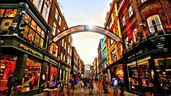 Phố mua sắm là một trong những yếu tố hàng đầu khiến bất động sản London cao ngất ngưởng.
