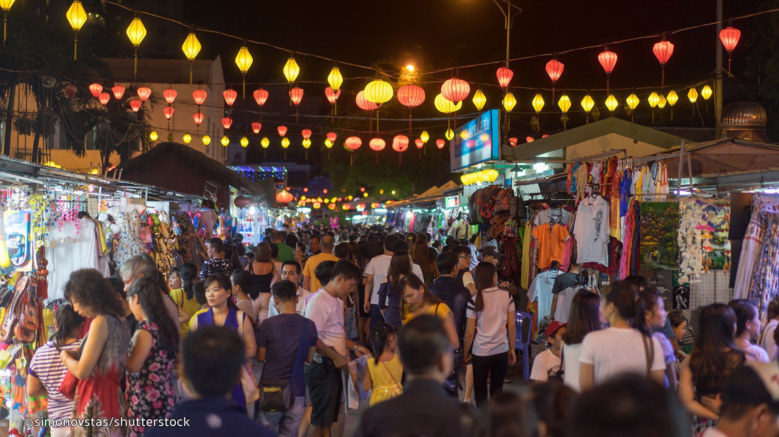 Không khí mua sắm tại chợ đêm Nha Trang luôn nhộn nhịp, song vẫn chưa thoả mãn nhu cầu của du khách. Nguồn ảnh: Shutterstock.