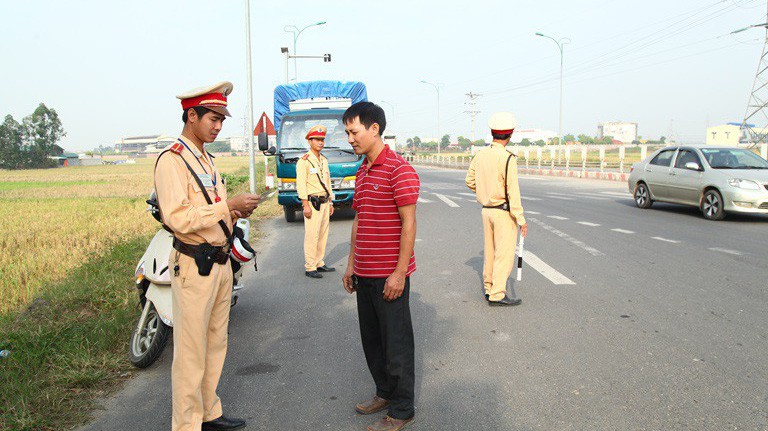 Cảnh sát giao thông sẽ tổng kiểm tra trong 1 tháng với ôtô chở khách, mô tô, container.