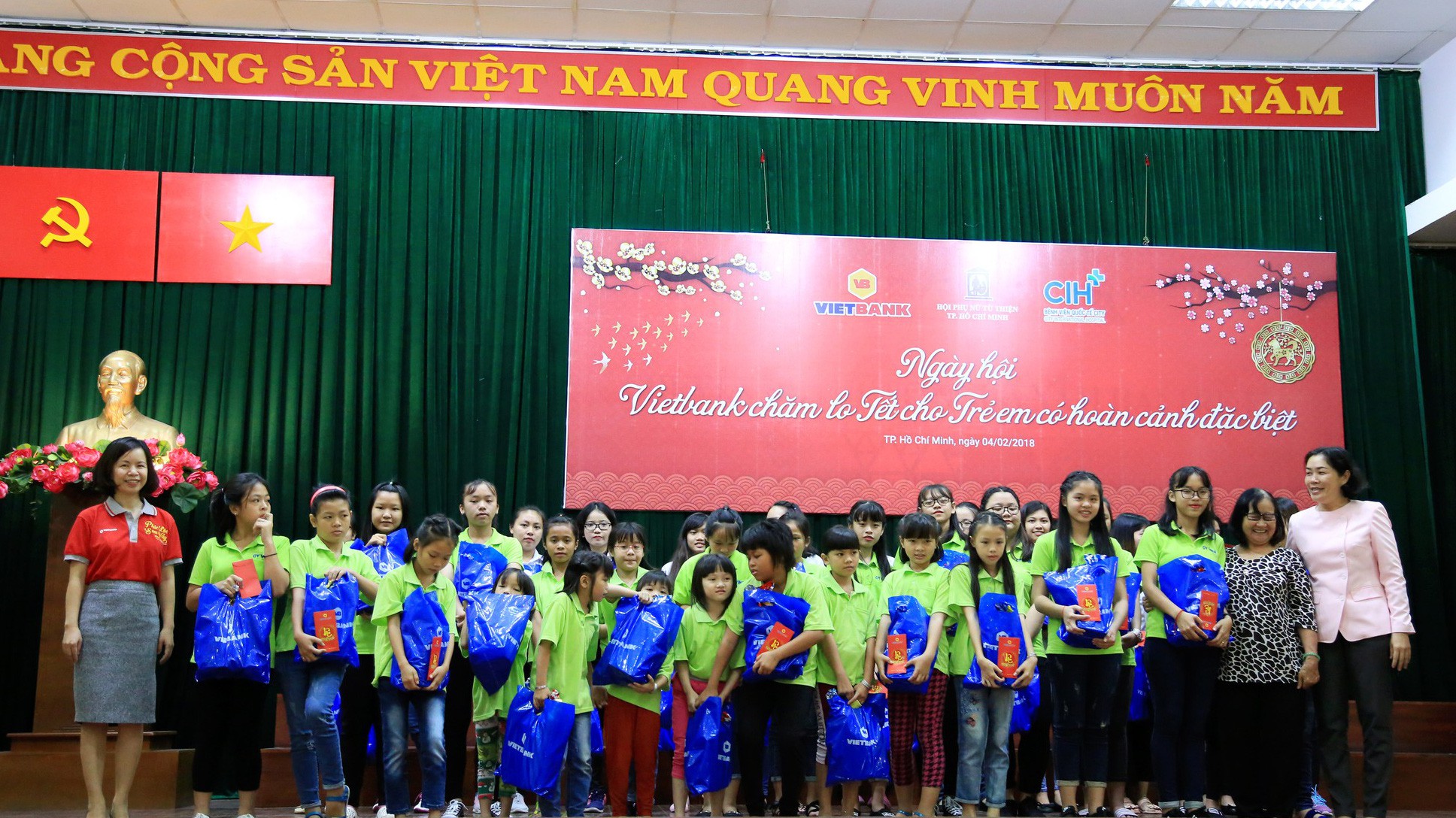 Vietbank và Bệnh viện CIH phối hợp tổ chức "Ngày hội Vietbank chăm lo Tết cho trẻ em có hoàn cảnh đặc biệt" cho gần 200 trẻ em của 8 mái ấm do Hội Phụ nữ Từ thiện Tp.HCM quản lý.