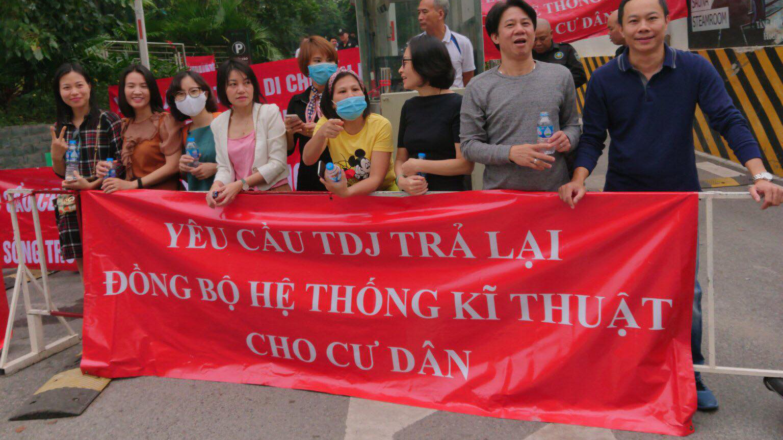 Cư dân Ecolife Capitol căng băng rôn phản đối chủ đầu tư vì đã bội tín với khách hàng