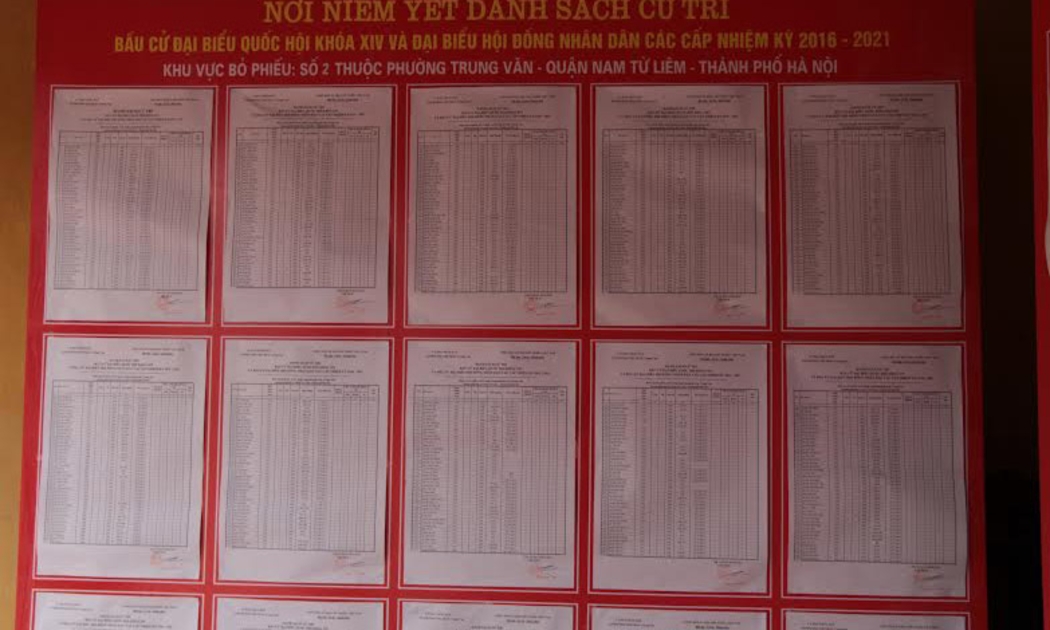 Niêm yết danh sách cử tri khu vực bỏ phiếu số 2 thuộc phường Trung Văn, Nam Từ Liêm, Hà Nội.