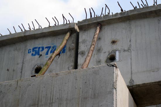 Củi được sử dụng làm... thanh chống (ảnh chụp tại hiện trường sáng 19/4) - Ảnh: Từ Nguyên.