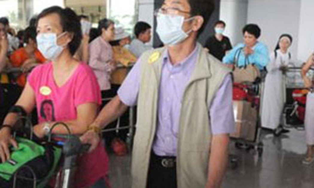 Đeo khẩu trang là một trong những biện pháp phòng chống lây nhiễm cúm A/H1N1.