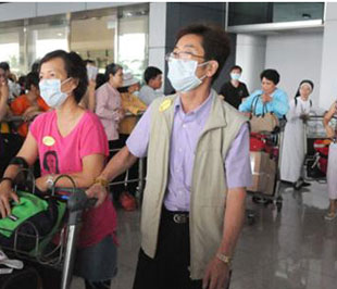 Đeo khẩu trang là một trong những biện pháp phòng chống lây nhiễm cúm A/H1N1.