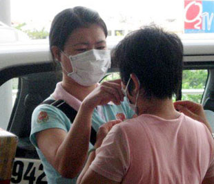 Theo khuyến cáo của Bộ Y tế những người về nước từ vùng đang có dịch phải chủ động cách ly, tránh mọi tiếp xúc gần (dưới 1 mét) với người khác... Ảnh minh hoạ