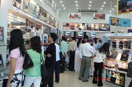 Vào dịp này, nhiều hàng điện máy đang có mức giảm khá mạnh.