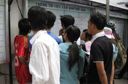 Sinh viên tìm hiểu thông tin việc làm bán thời gian tại Trung tâm Hỗ trợ sinh viên Tp.HCM.