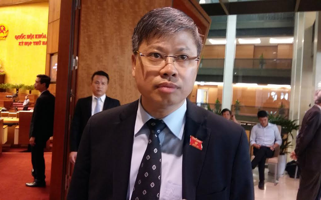 Ông Nguyễn Sỹ Cương trao đổi với báo chí bên hành lang Quốc hội sáng 20/10.<br>