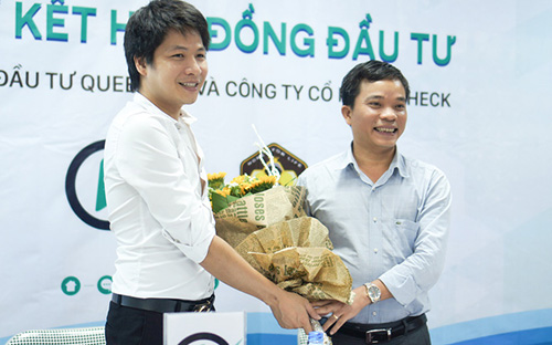 Cựu Phó tổng giám đốc VinaPhone (phải) trong lễ kí kết đầu tư vào ứng dụng&nbsp;<span style="font-family: "Times New Roman"; font-size: 14.6667px;">iCheck.</span>