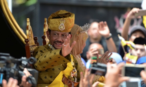 Sở hữu 500 siêu xe Rolls-Royce, Quốc vương Brunei sống xa hoa như thế nào?