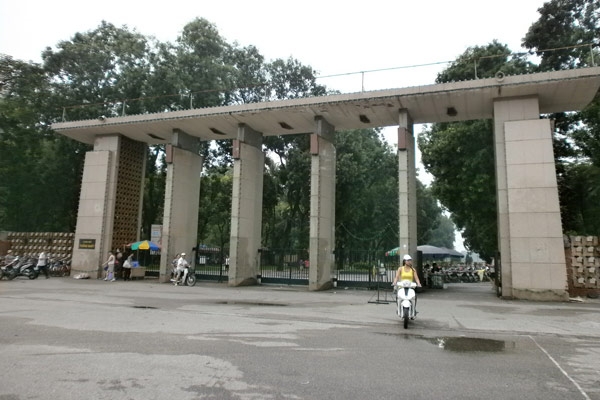 Cổng công viên Thống Nhất phía đường Trần Nhân Tông.<br>