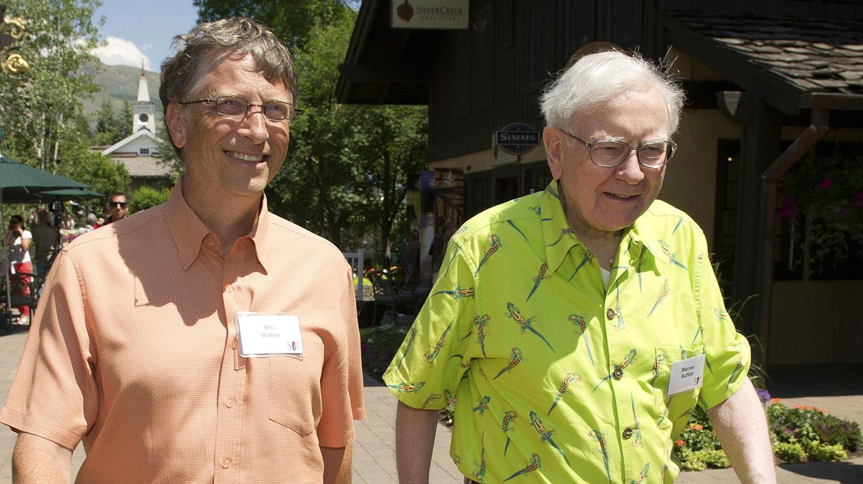 Tỷ phú Bill Gates (trái) và Warren Buffett - Ảnh: Bloomberg/Getty Images.