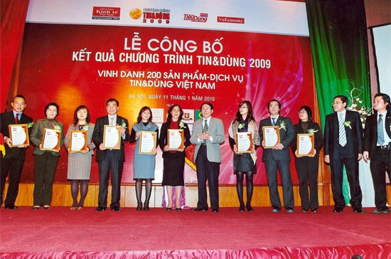Lễ trao chứng nhận Tin&Dùng 2009, diễn ra tháng 1/2010.