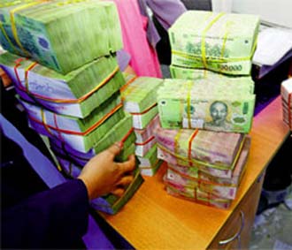 Chính sách thắt chặt tiền tệ để đối phó lạm phát đang tạo cơ hội cho những người kinh doanh nặng lãi.