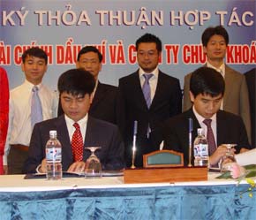 Đại diện ABS và PVFC ký thỏa thuận hợp tác.