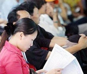 Tính chung, có 32 mã giảm phiên này, bằng một nửa lượng mã tăng, trong đó có một loạt cổ phiếu có thị giá dưới 60.000 đồng tăng trần - Ảnh: TT.