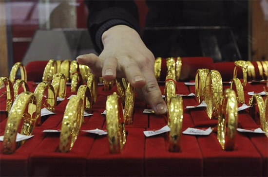 Giá vàng giao ngay tại châu Á lúc 10h05 sáng nay theo giờ Việt Nam đứng ở mức xấp xỉ 1.130 USD/oz, giảm hơn 2 USD/oz so với giá đóng cửa phiên đêm qua tại New York - Ảnh: Reuters.