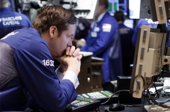 Dow Jones có lúc lên 10.218 điểm trong ngày giao dịch, nhưng đã rơi mất gần 200 điểm và lùi về 10.024 điểm khi kết thúc ngày giao dịch - Ảnh: AP.