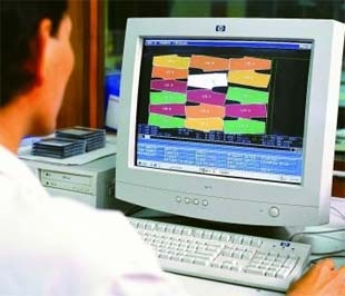 Sử dụng phần mềm Gerber trong thiết kế sản phẩm ngành may mặc - Ảnh: Hưng Hải.