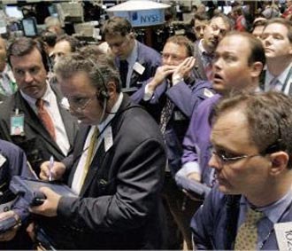 Ngay sau động thái của FED, các cổ phiếu của Mỹ và EU đồng loạt lên điểm trong phiên giao dịch cuối tuần qua.