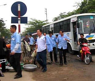 Xe chở lao động nước ngoài về "chung cư".