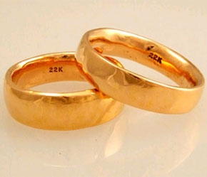 Trái với “thái độ xuống thang” của giá dầu, giá vàng thế giới ngày 3/1 vẫn tăng mạnh và thiết lập một kỷ lúc mới lúc đóng cửa ngày giao dịch.