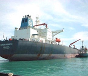 Trung chuyển dầu tại vịnh Vân Phong - Ảnh: TN.