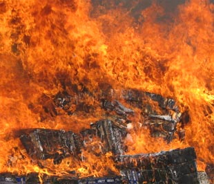 Một vụ tiêu hủy thuốc lá lậu.