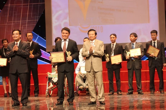 Phó tổng giám đốc VNPT lên nhận giải thưởng “Doanh nghiệp Công nghệ thông tin Việt Nam vì sự phát triển của cộng đồng”.