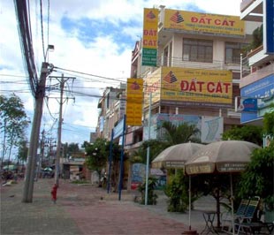 Tư vấn nhà đất gây thiệt hại cho nhà nước hoặc cho người khác sẽ bị phạt tiền từ 20 triệu đến 50 triệu đồng, đồng thời còn phải bồi thường thiệt hại do hành vi vi phạm gây ra - Ảnh: TT.