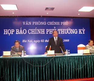 Bộ trưởng - Chủ nhiệm Văn phòng Chính phủ Nguyễn Xuân Phúc: "Chính phủ đã dự kiến sẽ dành khoảng 1 tỷ USD để kích cầu đầu tư và tiêu dùng" - Ảnh: Từ Nguyên.