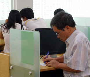  Do tiềm lực tài chính có hạn nên các công ty chứng khoán thực hiện nghiệp vụ repo một cách thận trọng và có chọn lọc hơn so với trước đây - Ảnh: Việt Tuấn.