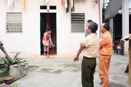 Hiện hầu hết chủ nhà đều thu tiền điện theo một giá nhất định do họ từ đề ra (cao hơn mức quy định) và không có phiếu thu hoặc hóa đơn tiền điện hàng tháng.