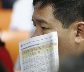 Lượng tiền của nhà đầu tư, kể cả cá nhân và tổ chức, không phải là vô hạn và số tiền đó phải rải ra để bao sân cả thị trường vốn đang dãn căng vì nguồn cung cổ phiếu nhảy vọt - Ảnh: Việt Tuấn.