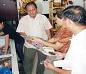 Lê Hải Châu (trái) đang tư vấn cho khách hàng chọn thịt ngựa.